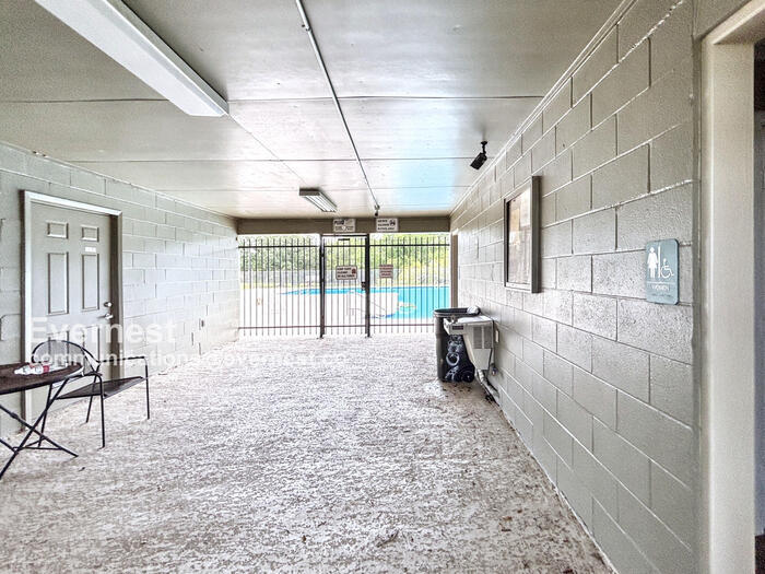 Building Photo - 203 Woodvale Dr