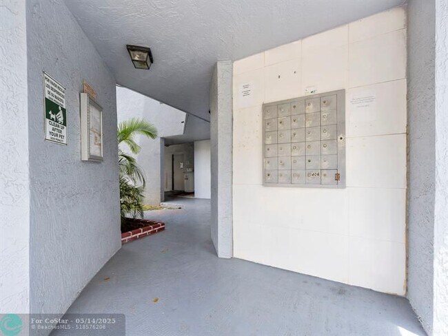 Building Photo - 310 Fontainebleau Blvd
