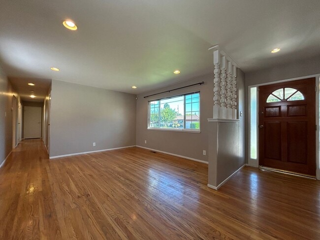 Building Photo - Spacious Single-Story 4BR Home with Bonus ...