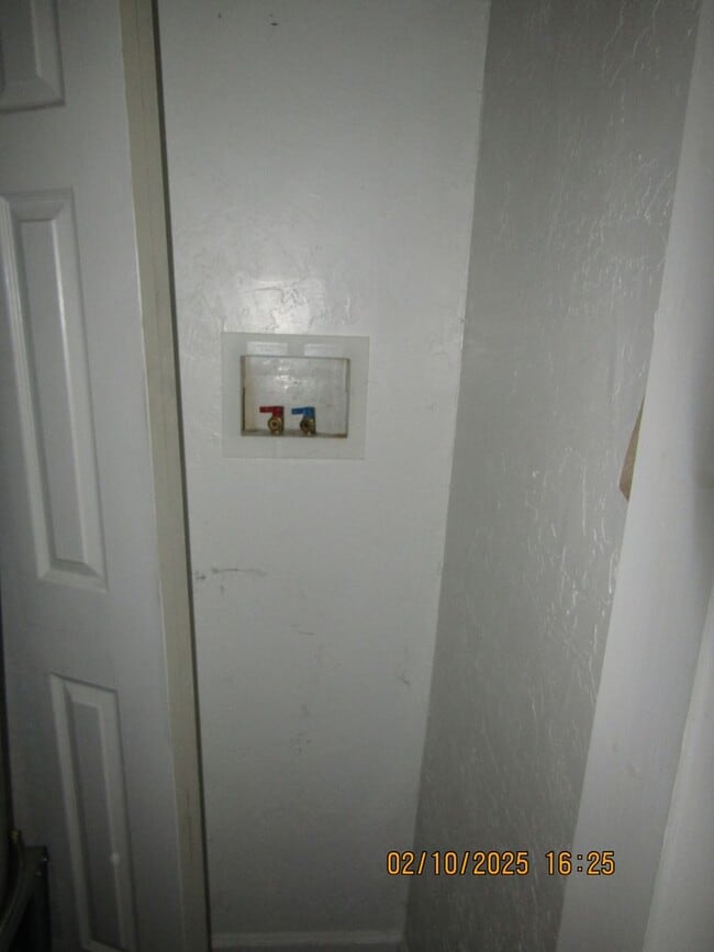 Building Photo - New listing! 3 bedrooms/1 bath/garage with carport