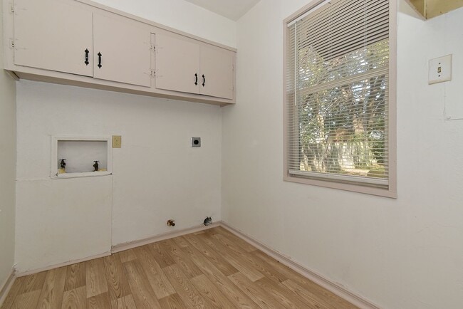 Building Photo - 1304 Skyline Dr