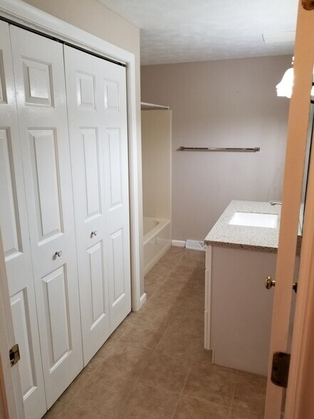 Building Photo - 163 Pine Grove Dr