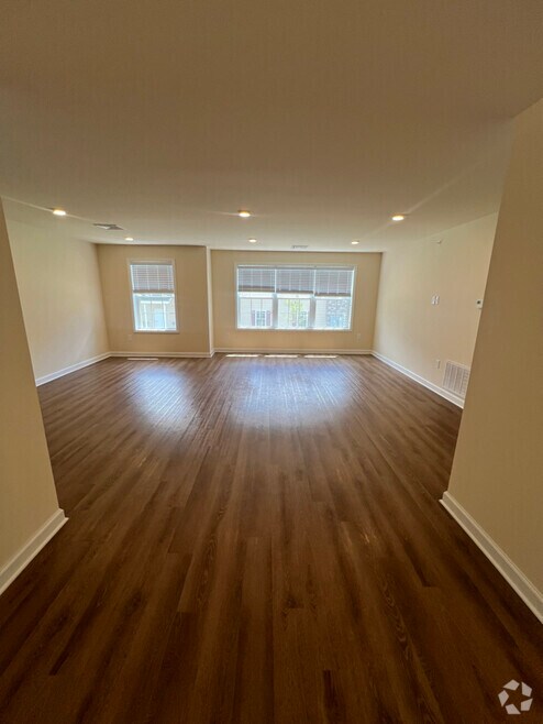 Building Photo - 540 Northend Dr