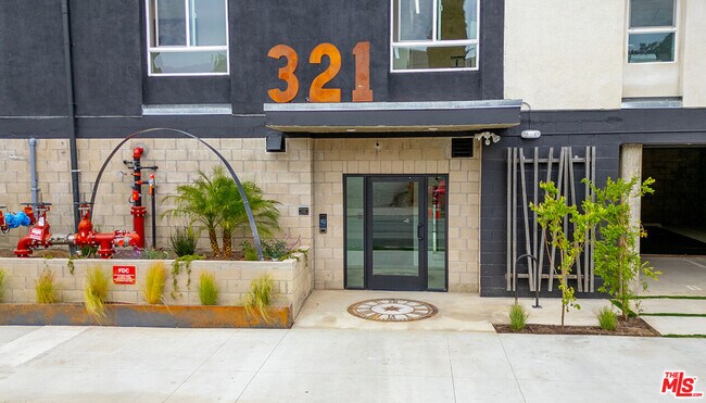 Building Photo - 321 S Fickett St