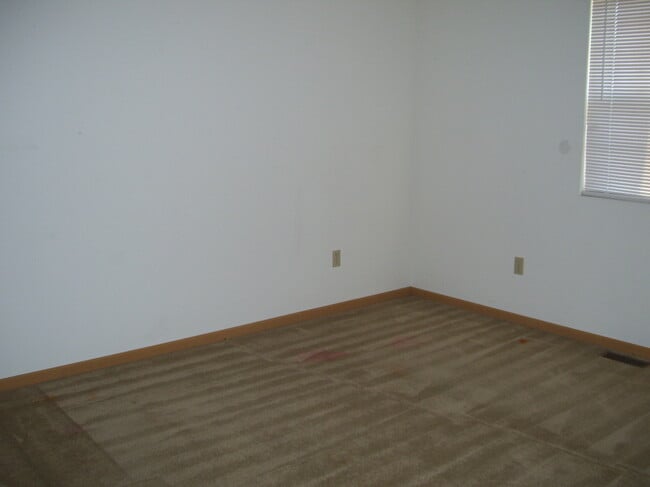 Building Photo - Spacious 3 bedroom, 2 bathroom duplex!