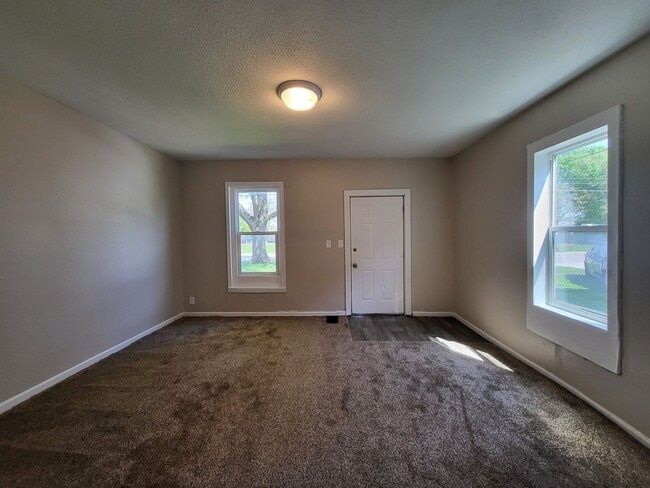 Building Photo - 3 Bedroom, 1 Bathroom Duplex with quick ac...