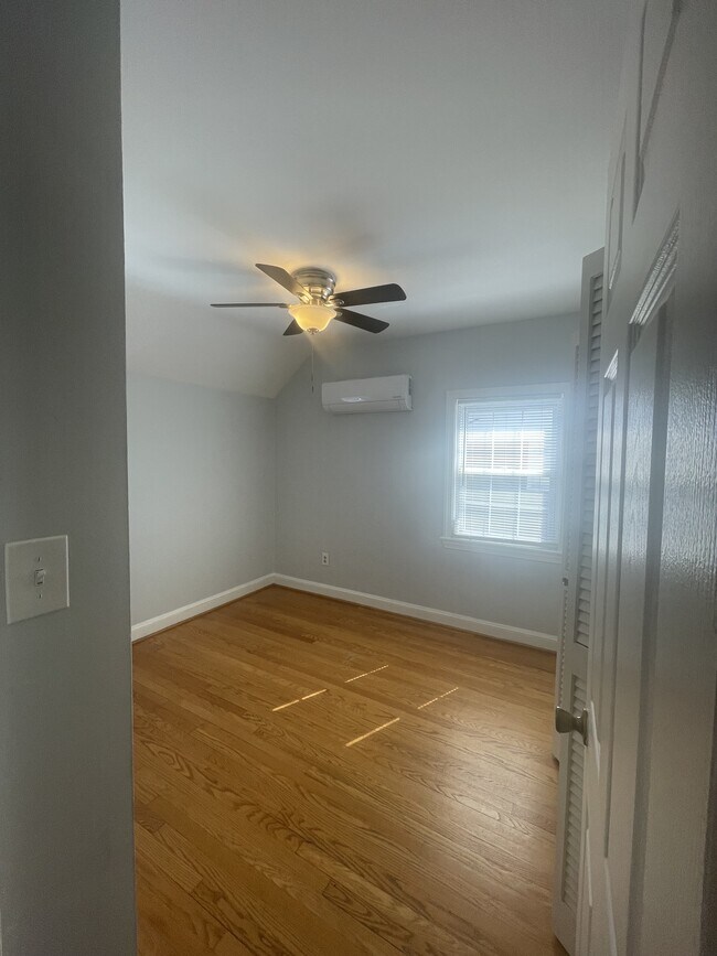 Building Photo - 633 N Nelson St