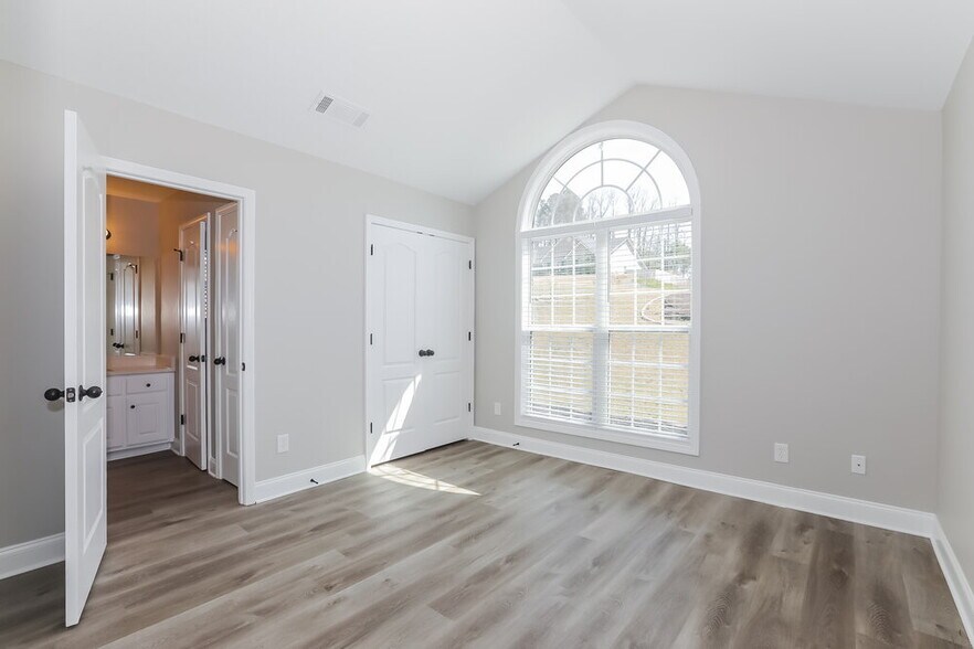 Building Photo - 360 Embassy Dr
