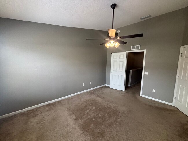 Building Photo - Amazing Neighborhood 3/3 W/Great Amenities!