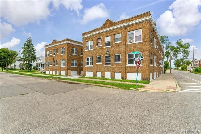 Primary Photo - 2500 Hurlbut St