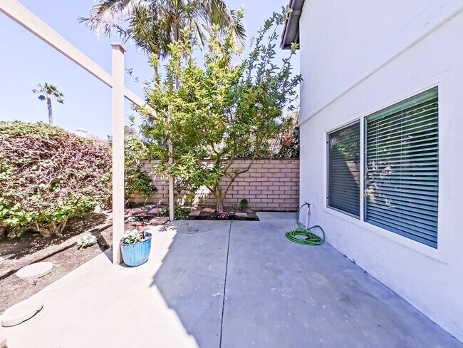 Building Photo - Beautifully remodeled 3 bed / 2.5 bathroom...
