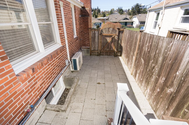 Building Photo - 3002 32nd Ave W
