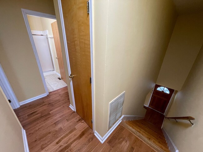 Building Photo - Inviting, updated 4br 3.5ba duplex w/ park...