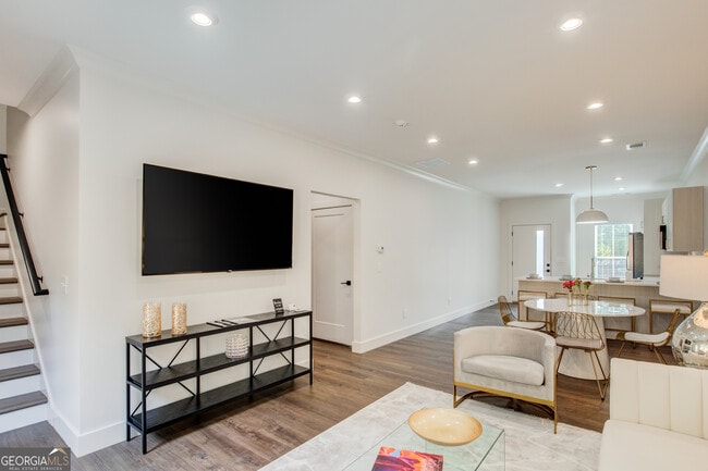 Building Photo - 119 Chateau Dr SE