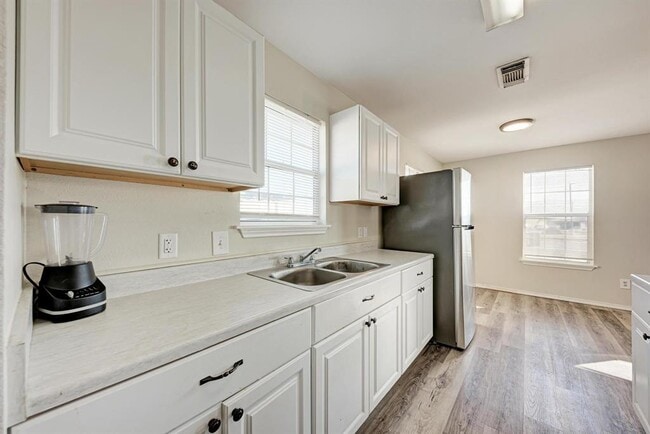 Building Photo - 107 W Brenham St