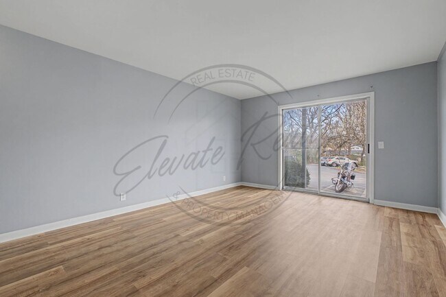 Building Photo - Two Bedroom Condo, First Floor, across from Madison Park with stackable washer/dryer!