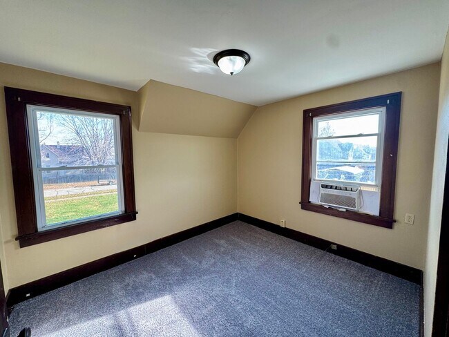 Building Photo - Updated 3BR End-Unit Townhome Across from Stephens Park – Moline