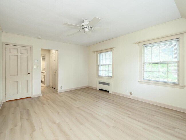 Building Photo - 221 Manhasset Ave