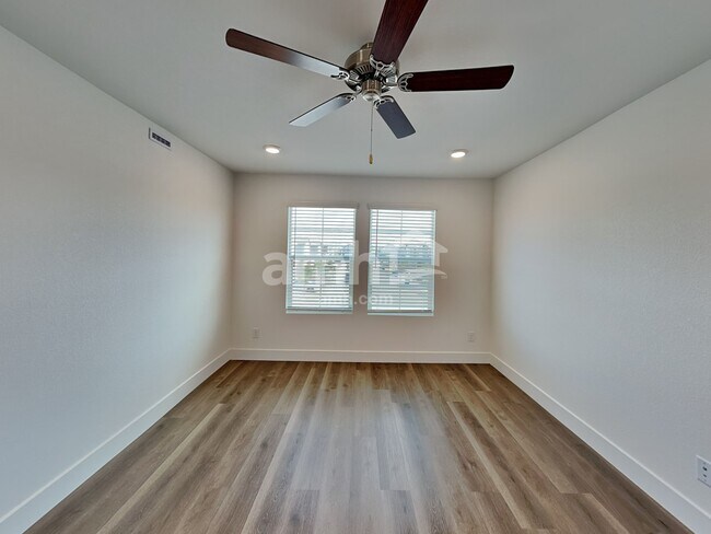 Building Photo - 5864 Vaes Dothrak St