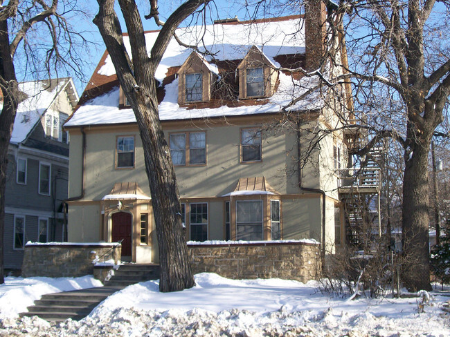 Building Photo - 1009 University Ave SE