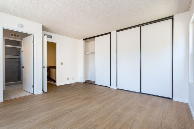 Building Photo - Charming Remodeled Townhome!