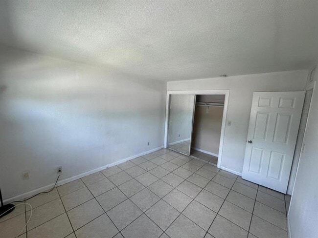 Building Photo - 4732 SW 33rd Ave