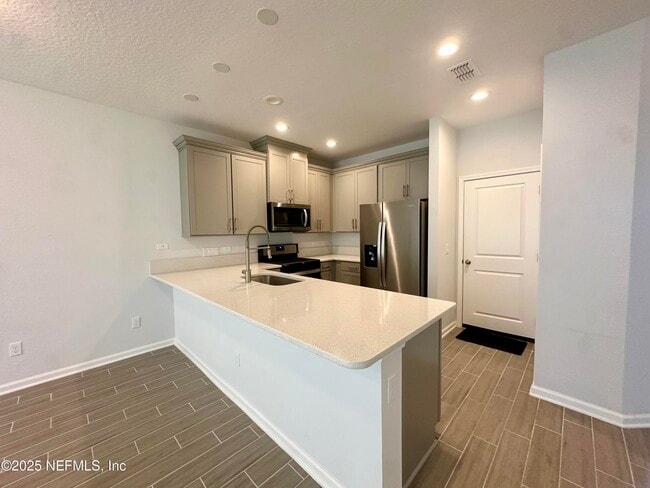 Building Photo - 215 Pine Bluff Dr