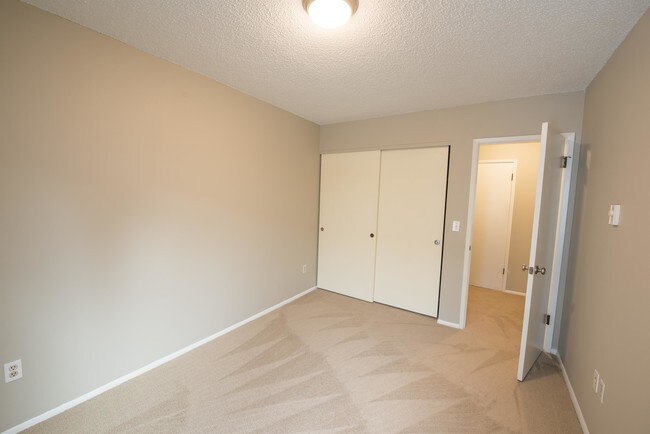 Building Photo - 2562 Thorndyke Ave W