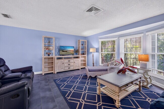 Building Photo - 2025 S Ocean Dr