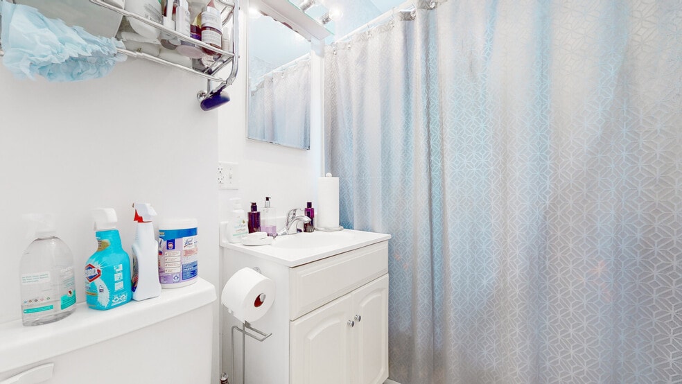 Building Photo - 15 Glenville Ave