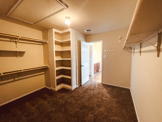 Master Closet - 4904 Bridgewood Dr