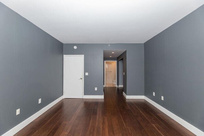 Building Photo - 102 Christopher Columbus Dr