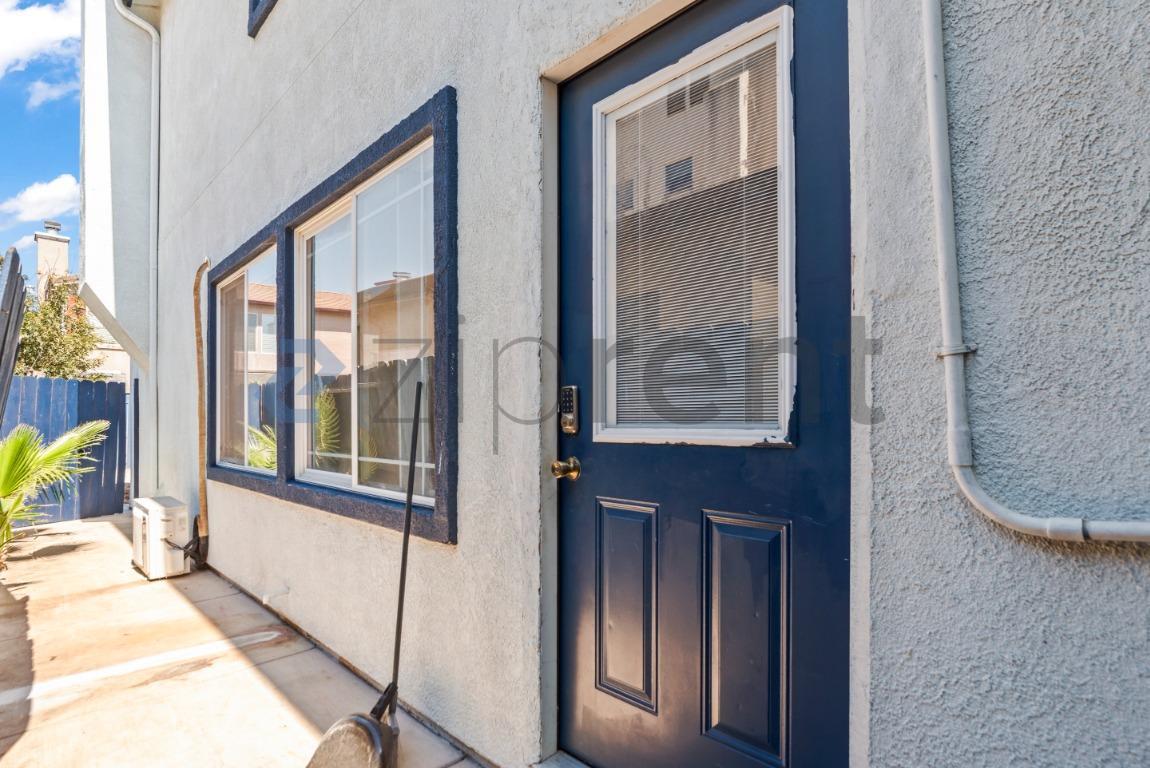 Building Photo - Unit A