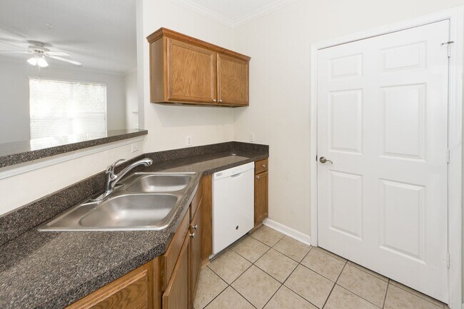 Building Photo - 2 Bedroom 1 Bath Condo in Concord West of the Ashely - West Ashley