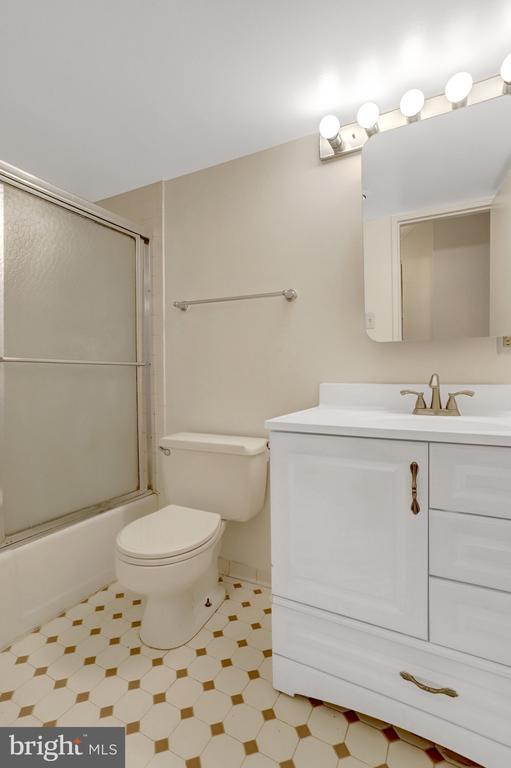 Building Photo - 4600 S Four Mile Run Dr