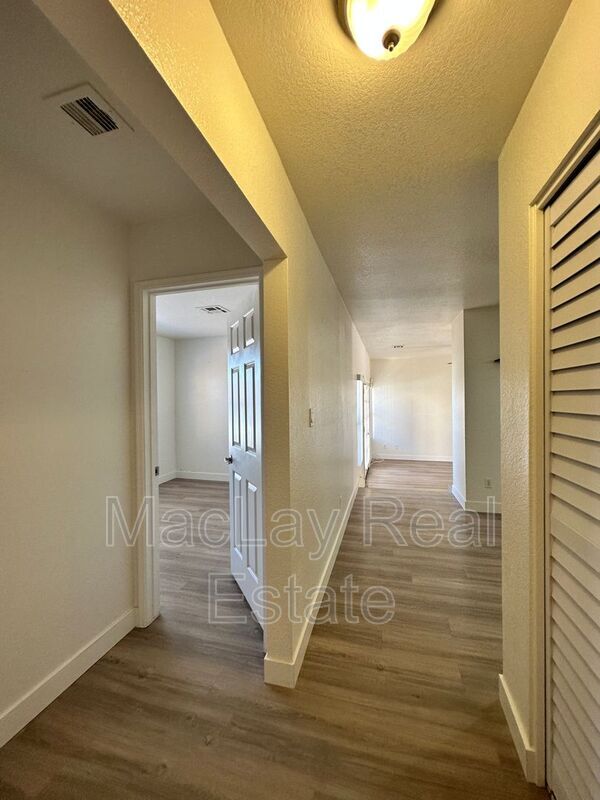 Building Photo - 8787 E Mountain View Rd