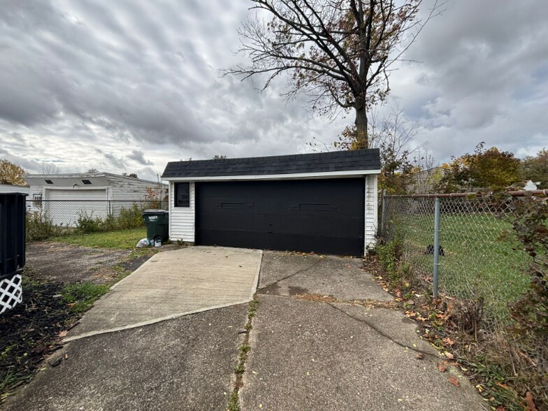 Building Photo - 4672 Hillside Ave