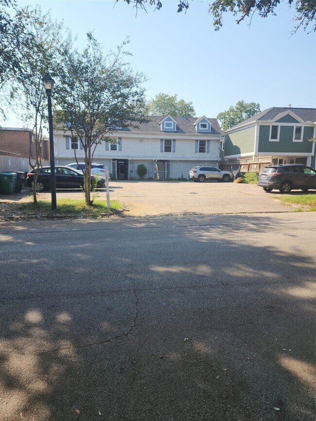 Building Photo - 1527 Rutland St