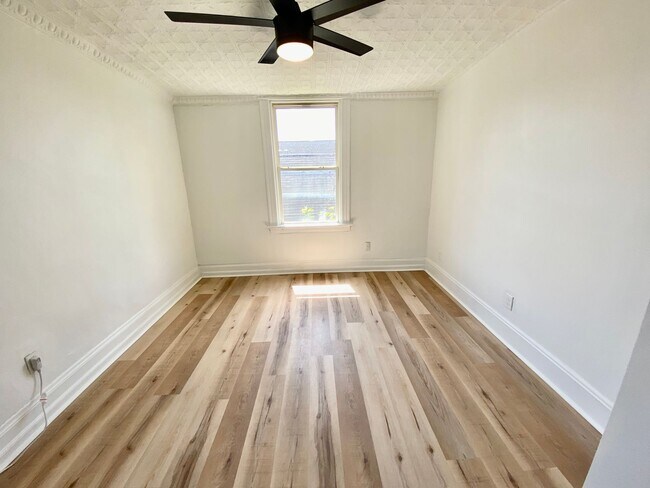 Building Photo - 6 Bed/2 Bath w/Ample Parking Mins. from UC...