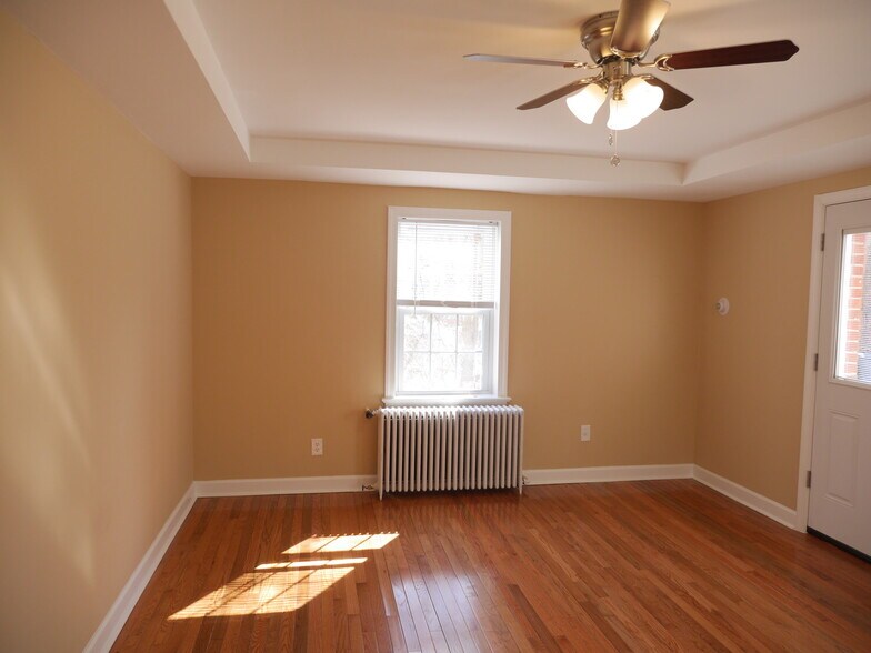 Building Photo - 812 Greenwood Cir