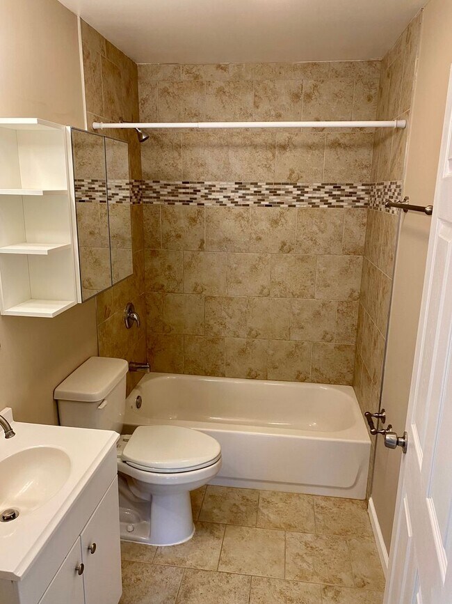 Building Photo - Move In Ready! Beautiful 3B 1b home in Lindenwood Park