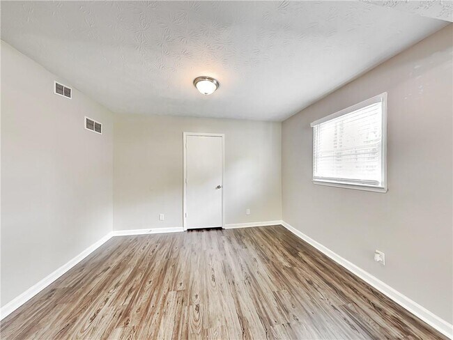 Building Photo - 1317 Classic Dr NE