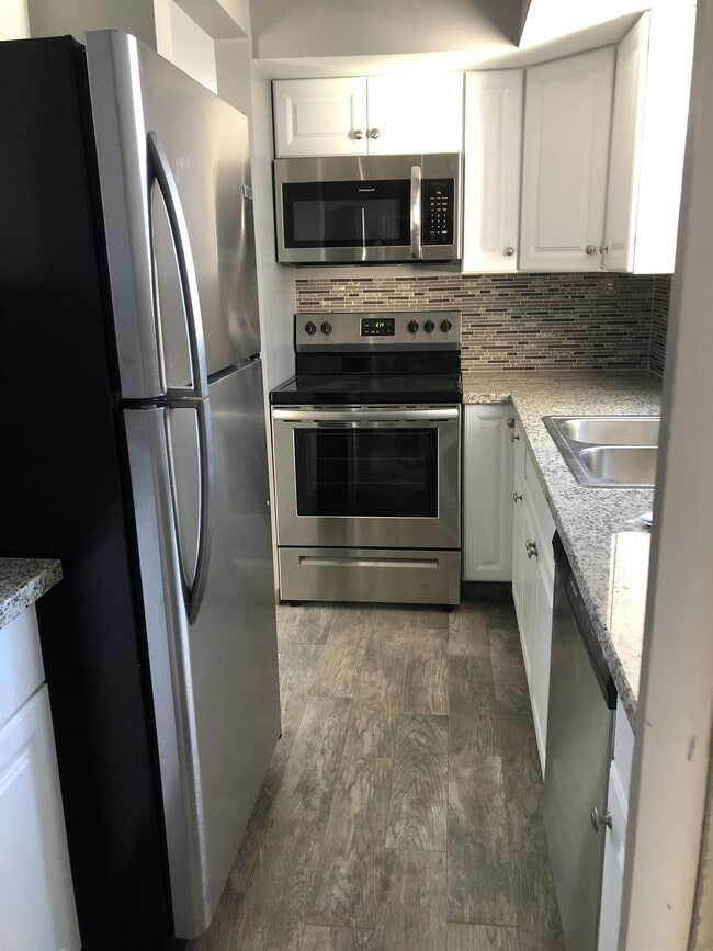 Building Photo - 2601 W Broadway Blvd