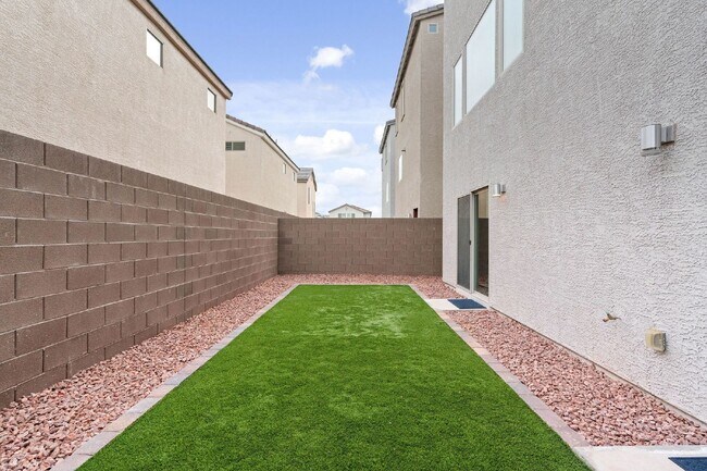 Building Photo - stunning 3-bedroom, 2.5-bathroom Tri Level Home