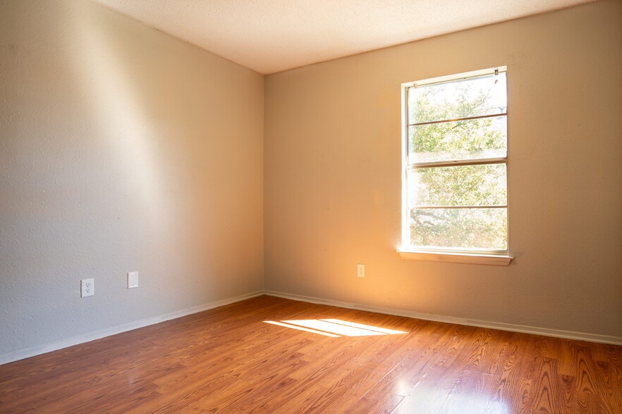 Building Photo - 5805 Cougar Dr