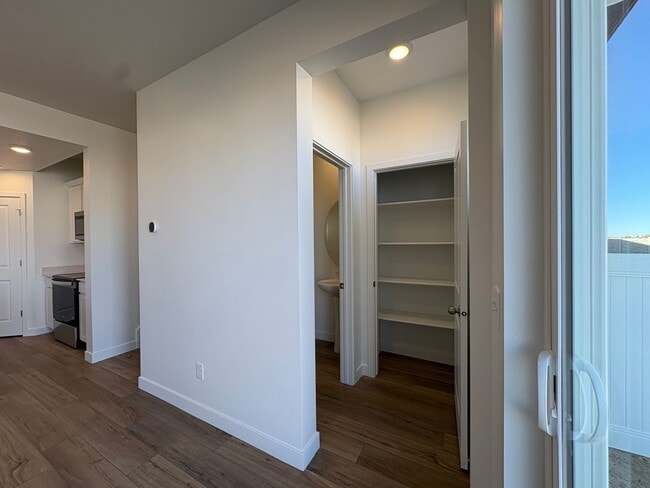 Building Photo - Gorgeous End-Unit Townhome in beautiful Salem!