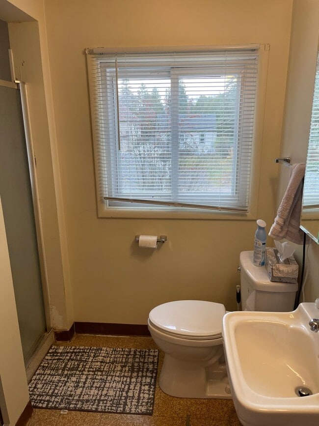 Building Photo - AVAILABLE JUNE 1ST -4 bed/ 2 bath Home Near Campus!