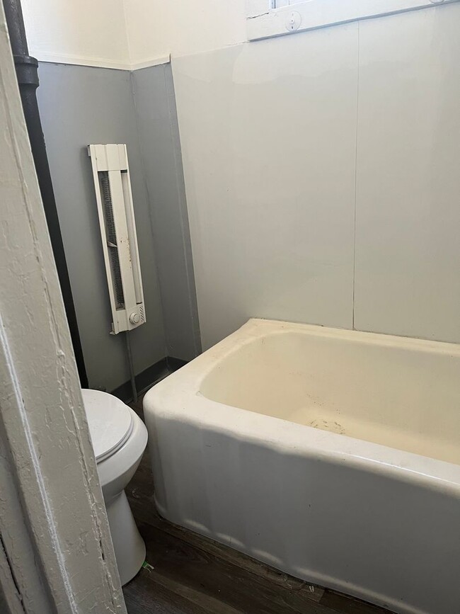 Building Photo - Section 8 Accepted! Cozy 3-Bedroom Home!