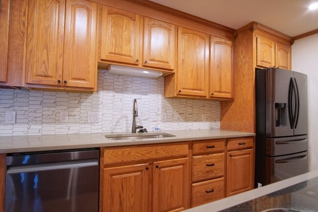 Building Photo - Modern 2-Bedroom Condo Across from the Bay...