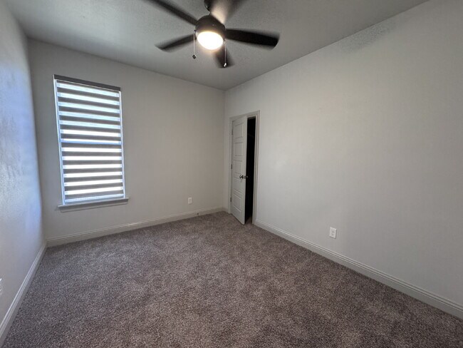 Building Photo - Stunning 4-Bed Home with Cozy Fireplace!